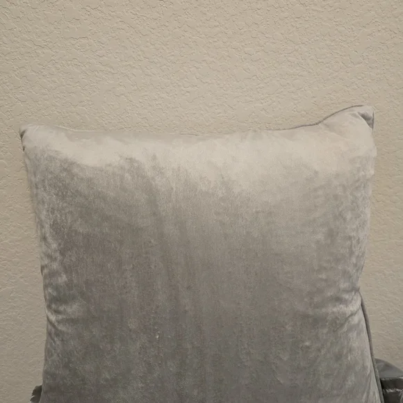 Free Shippng, 23in Pillow From Living Spaces - Picture 3 of 5